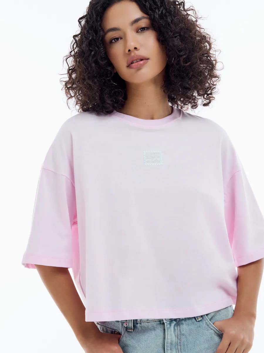 Укороченная футболка оверсайз с нашивкой - фото 1