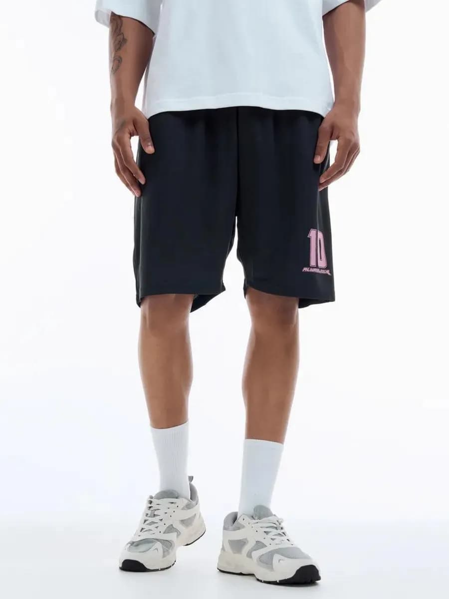 Спортивные шорты с надписью и перфорацией