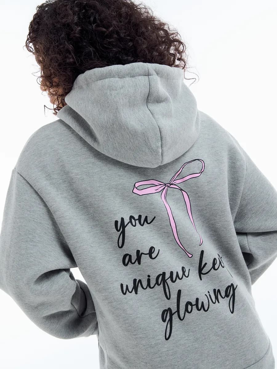 Теплое худи с принтом на спине и начесом