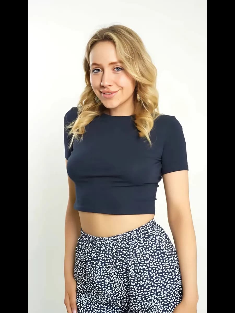 Кроп топ футболка укороченная