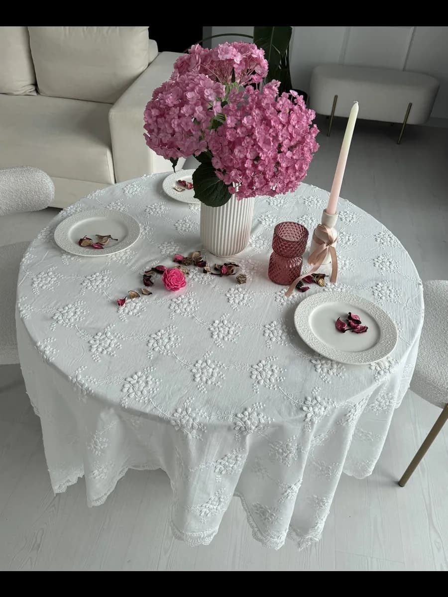 Скатерть белая тканевая 140х140 с вышивкой