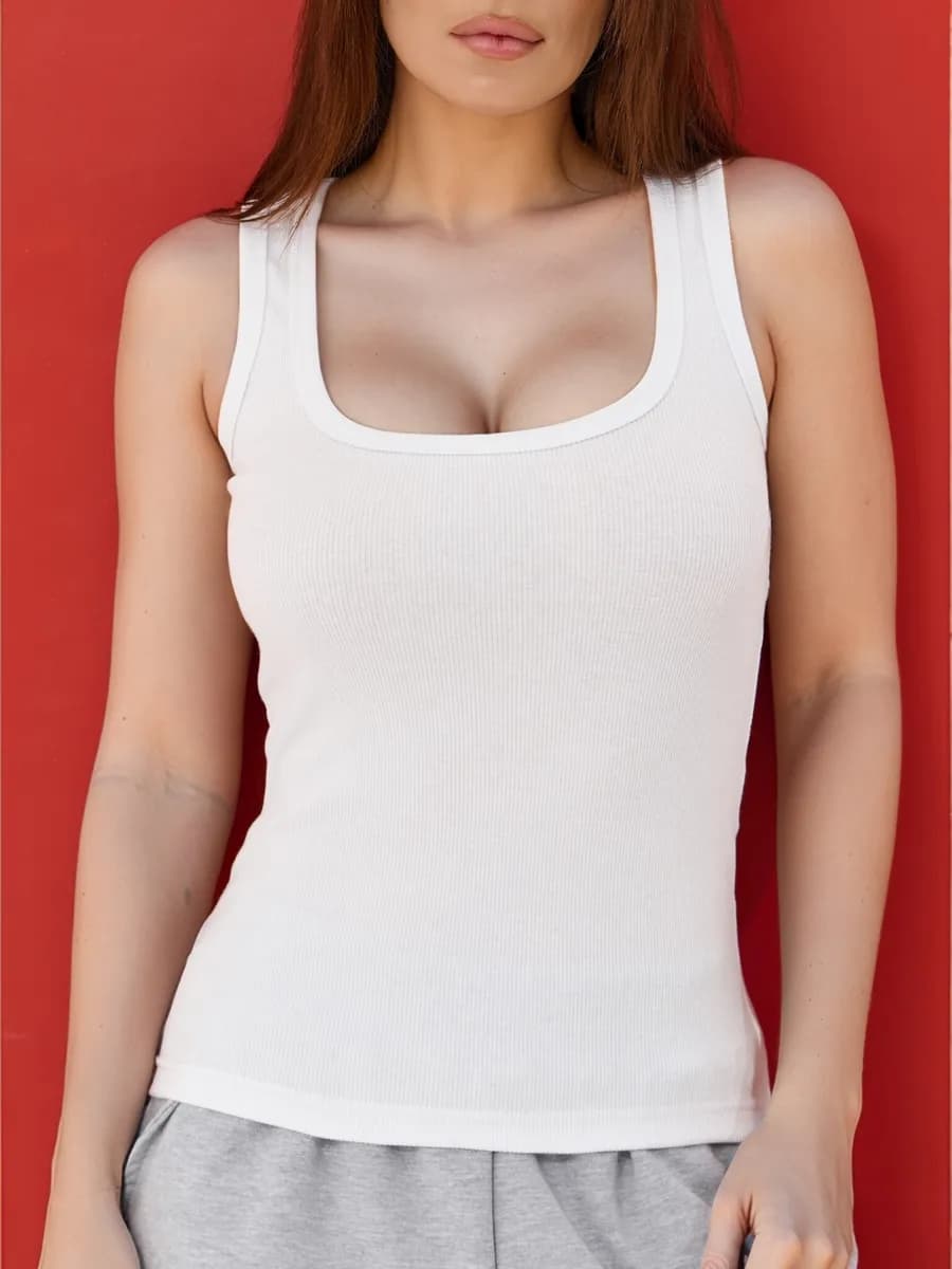 Кроп топ с вырезом удлиненный