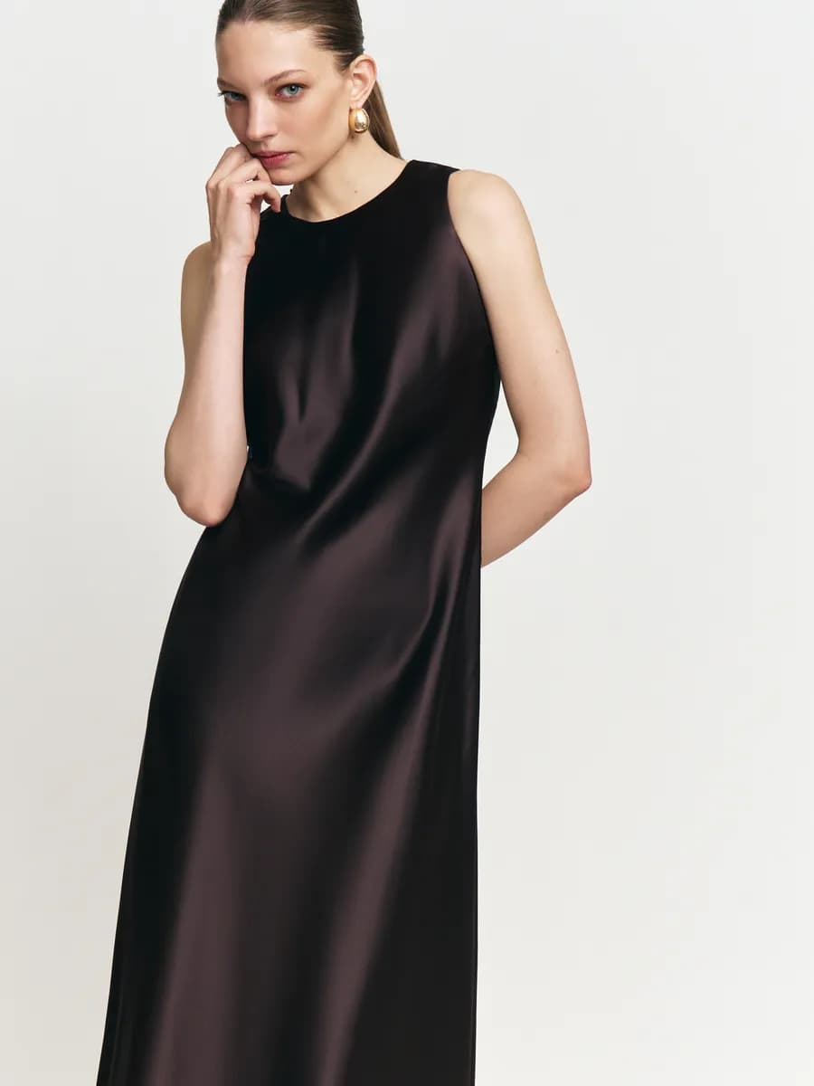 Женское атласное платье миди без рукавов