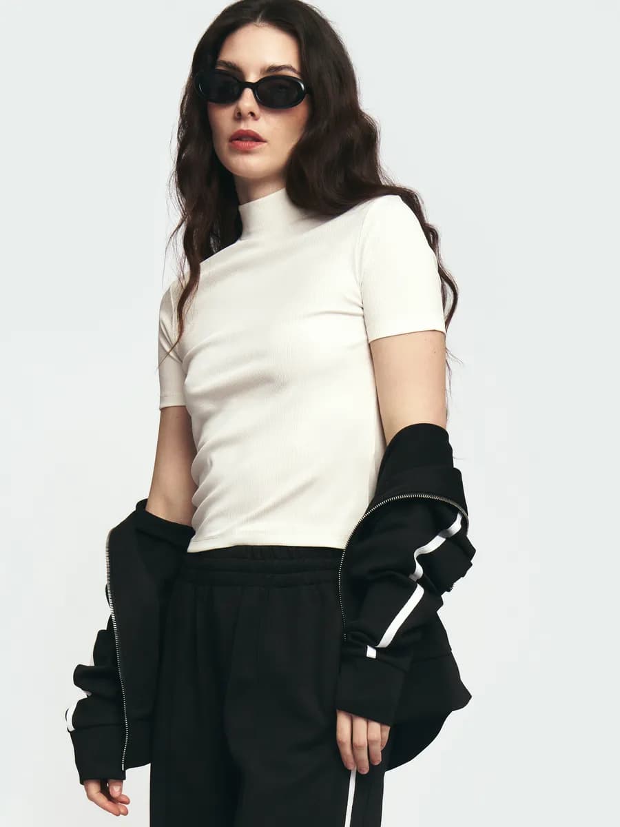 Женский топ с горлом и коротким рукавом