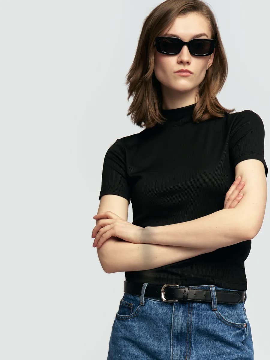 Женский топ с горлом и коротким рукавом