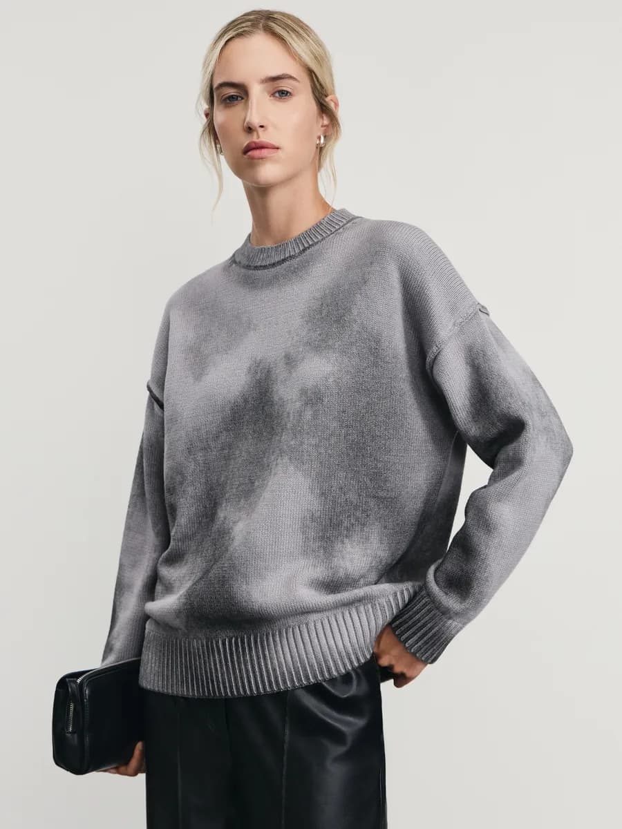 Джемпер вязаный в офис с тай-дай принтом