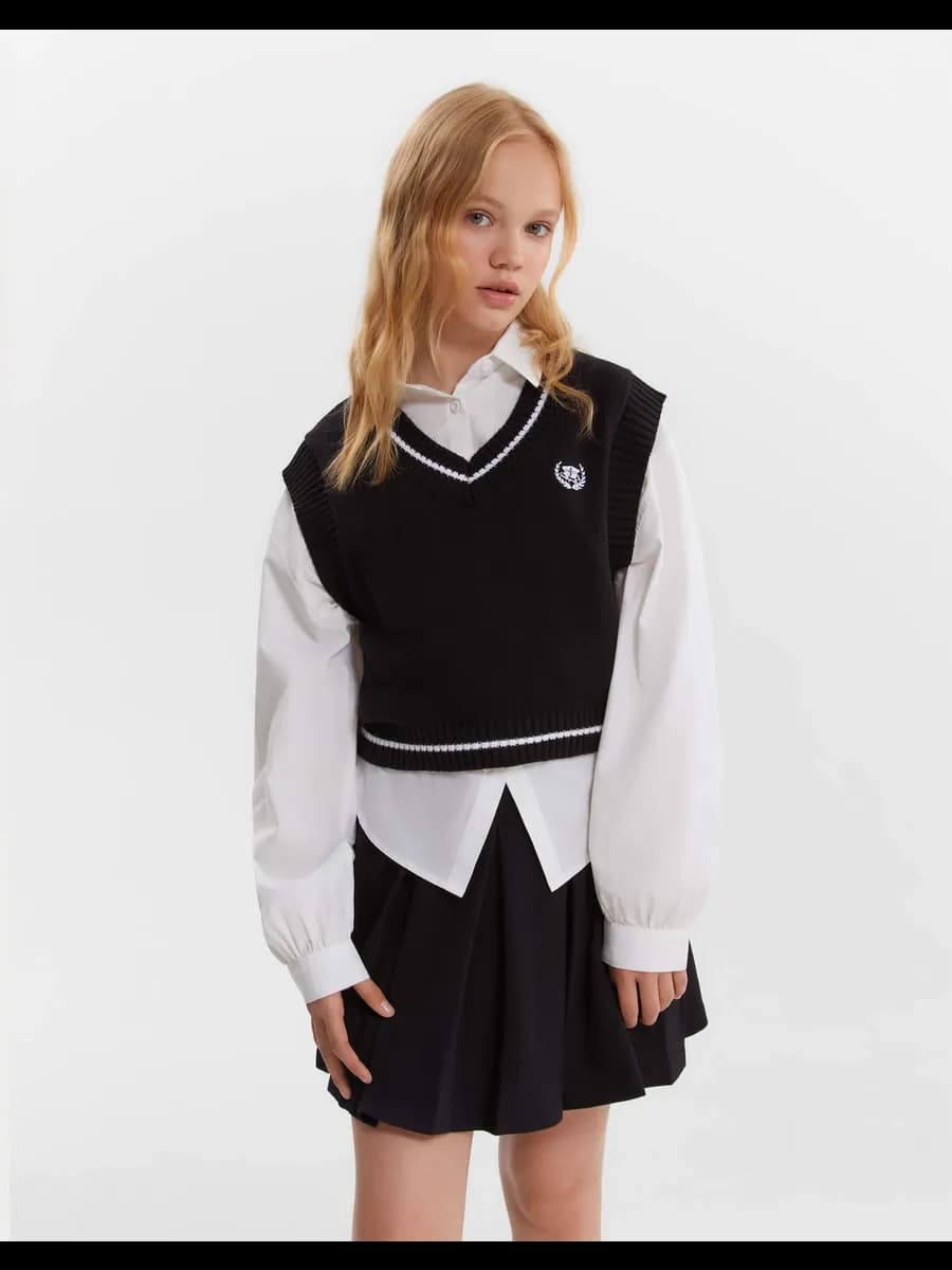 Чёрный вязаный жилет с вышивкой