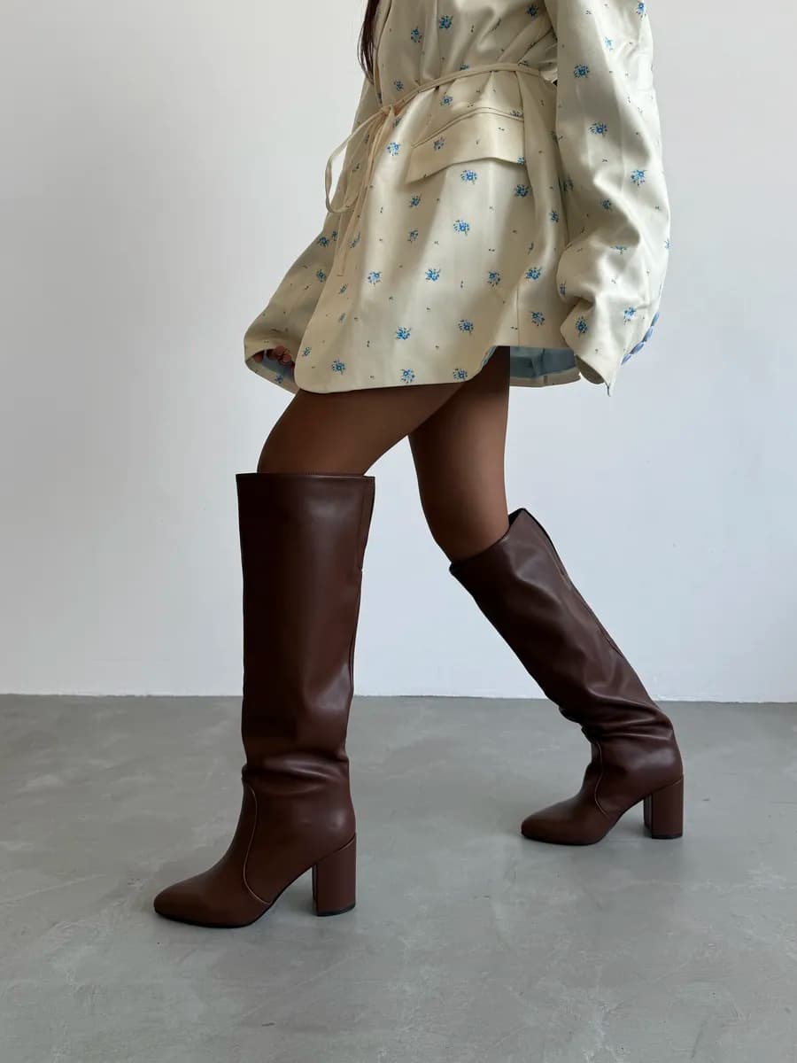 Сапоги высокие на каблуке