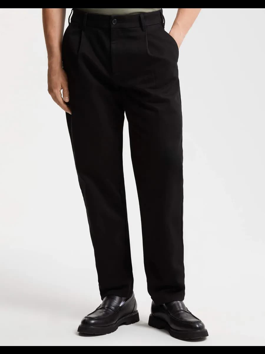 Чёрные джинсы Straight с защипами