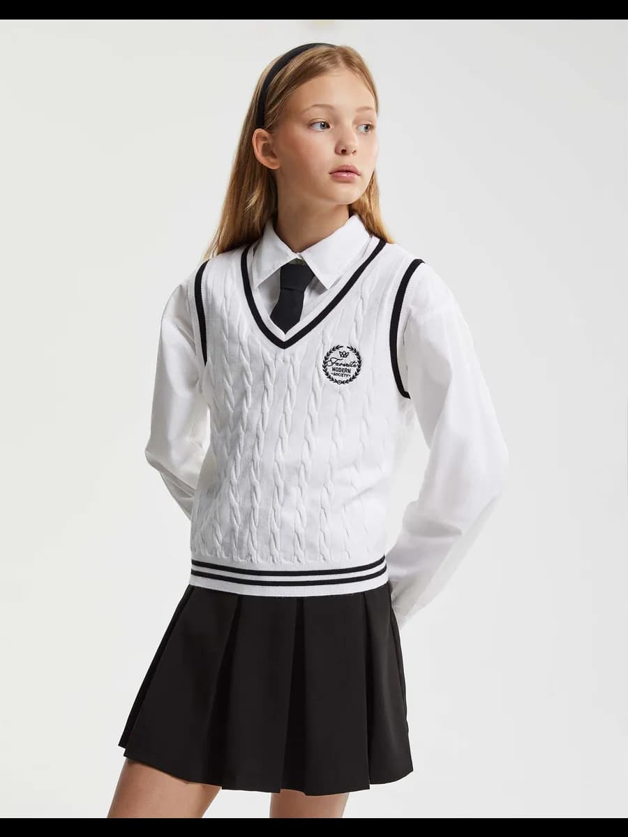 Белый вязаный жилет с косами