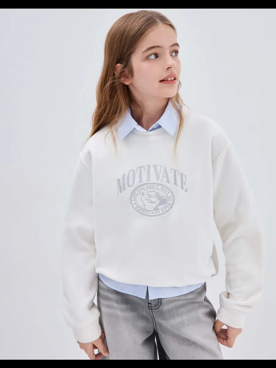 Молочный свитшот oversize с вышивкой флисовый