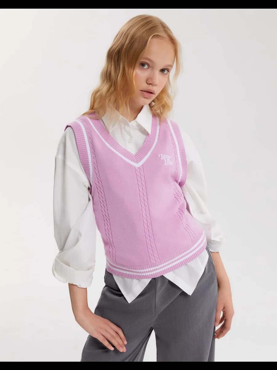 Розовый вязаный жилет