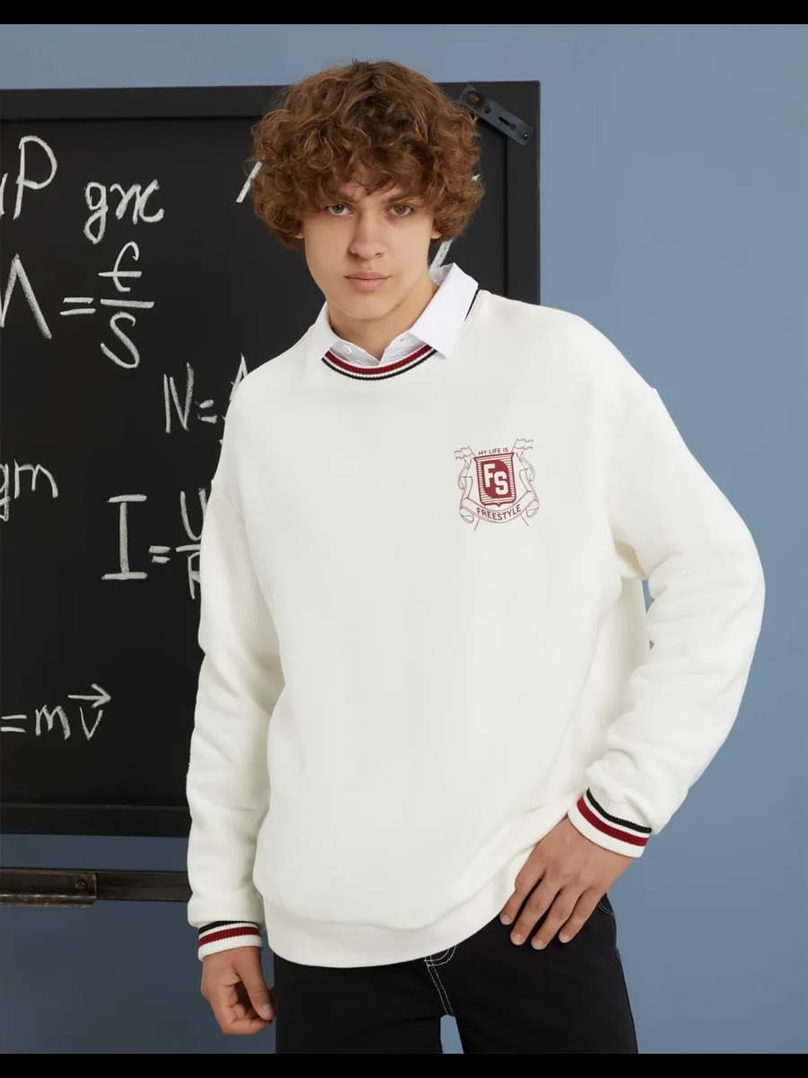 Молочный свитшот oversize с колледж-принтом