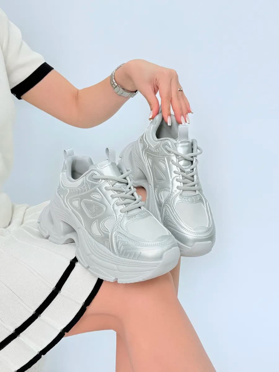 Кроссовки на высоком подошве