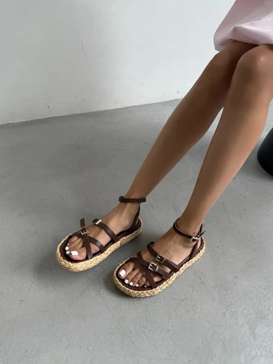Сандалии с ремешками и плетеной подошвой