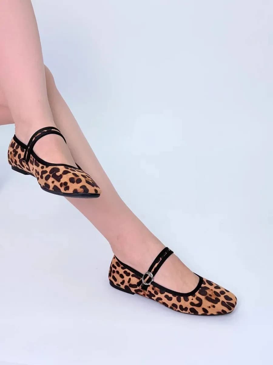 Леопардовые балетки с ремешком и квадратным носом