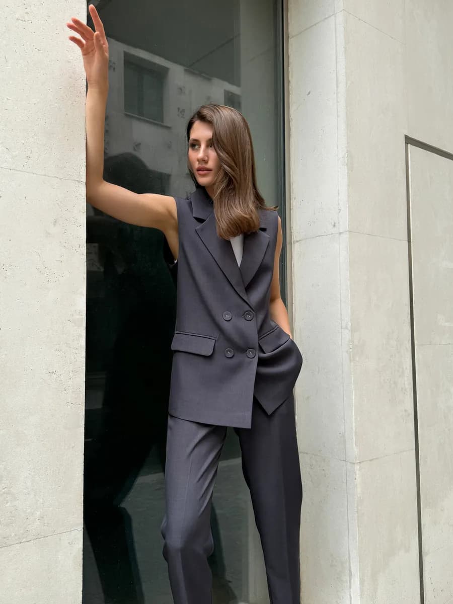 Классический брючный костюм-двойка с жилетом деловой