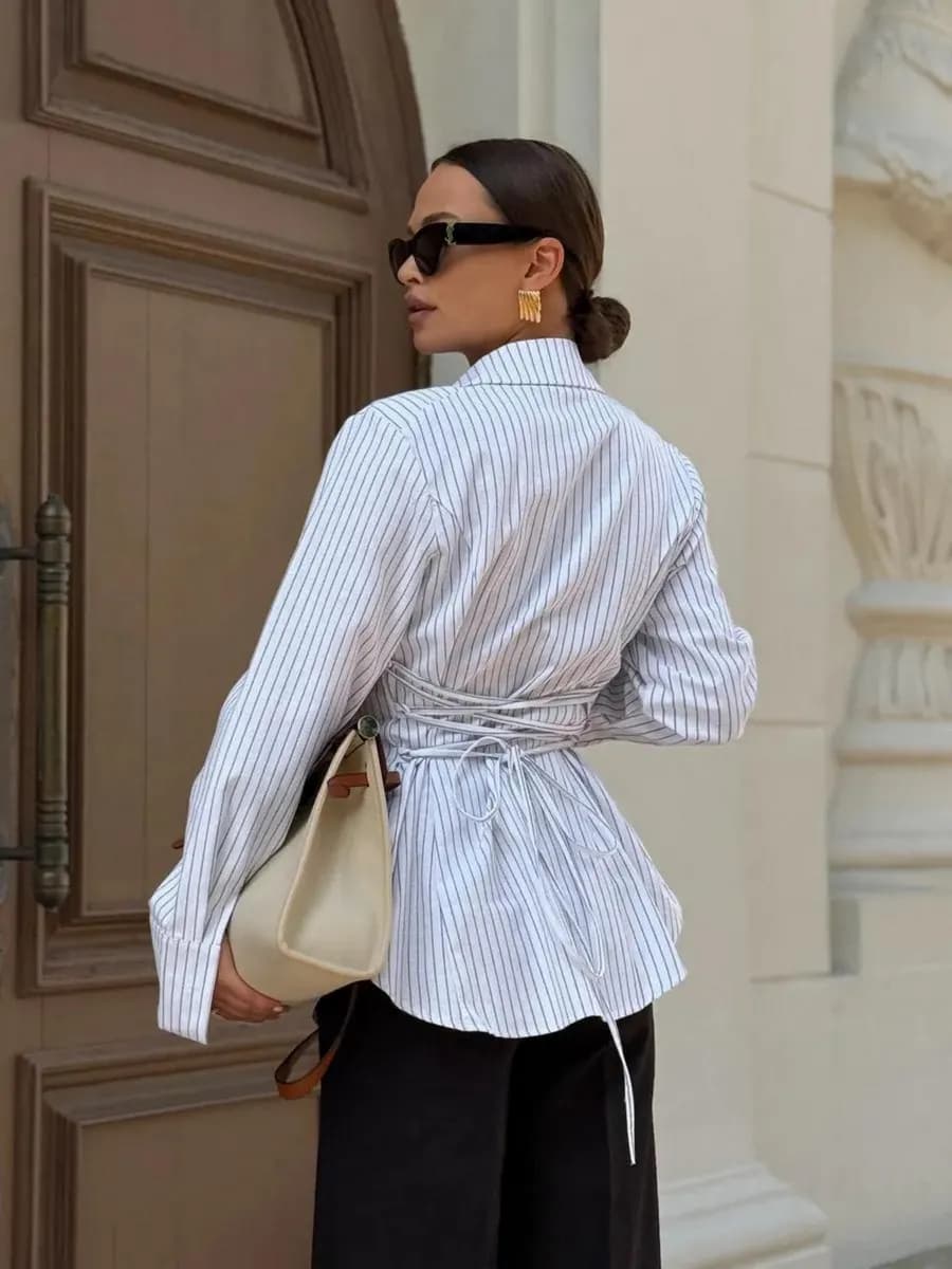 Приталенная рубашка на завязках