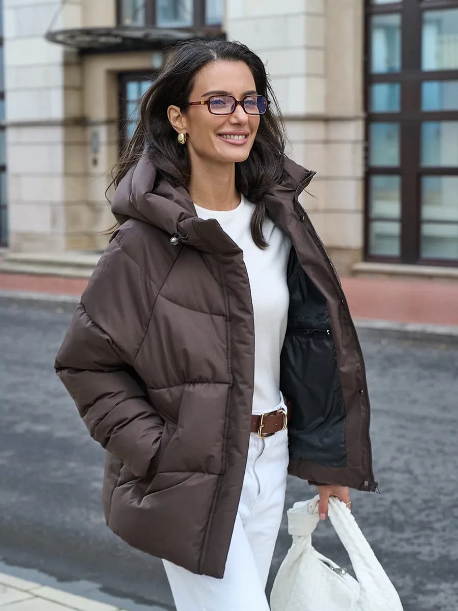 Короткая куртка зимняя с капюшоном оверсайз - фото 1