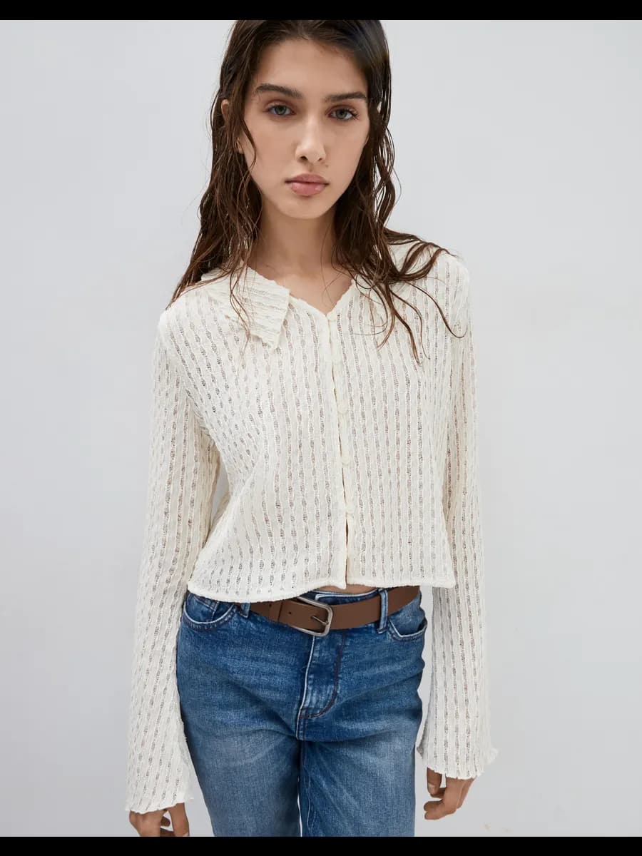 Молочная укороченная рубашка из фактурной ткани