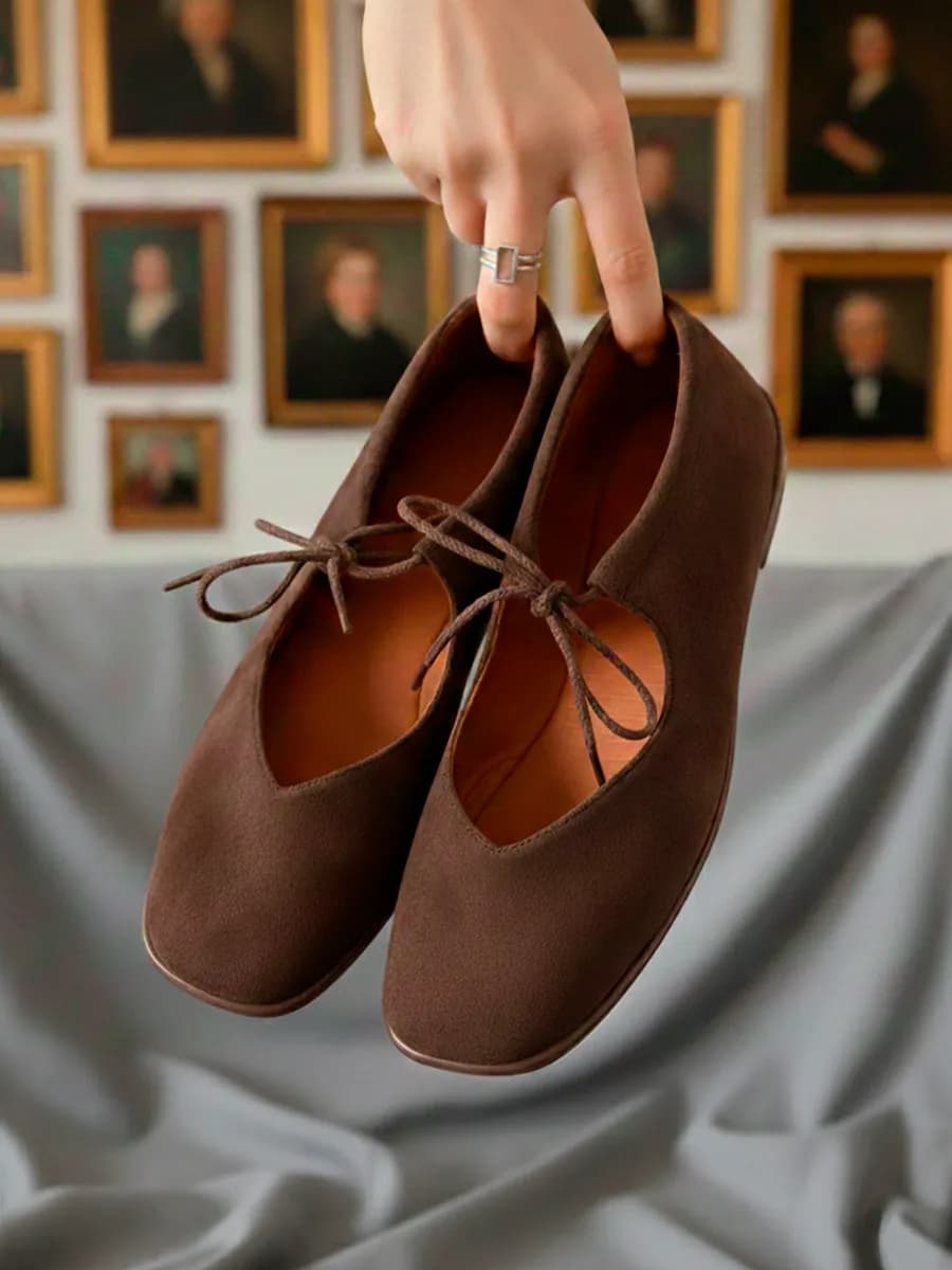 Замшевые балетки с квадратным носом и завязками