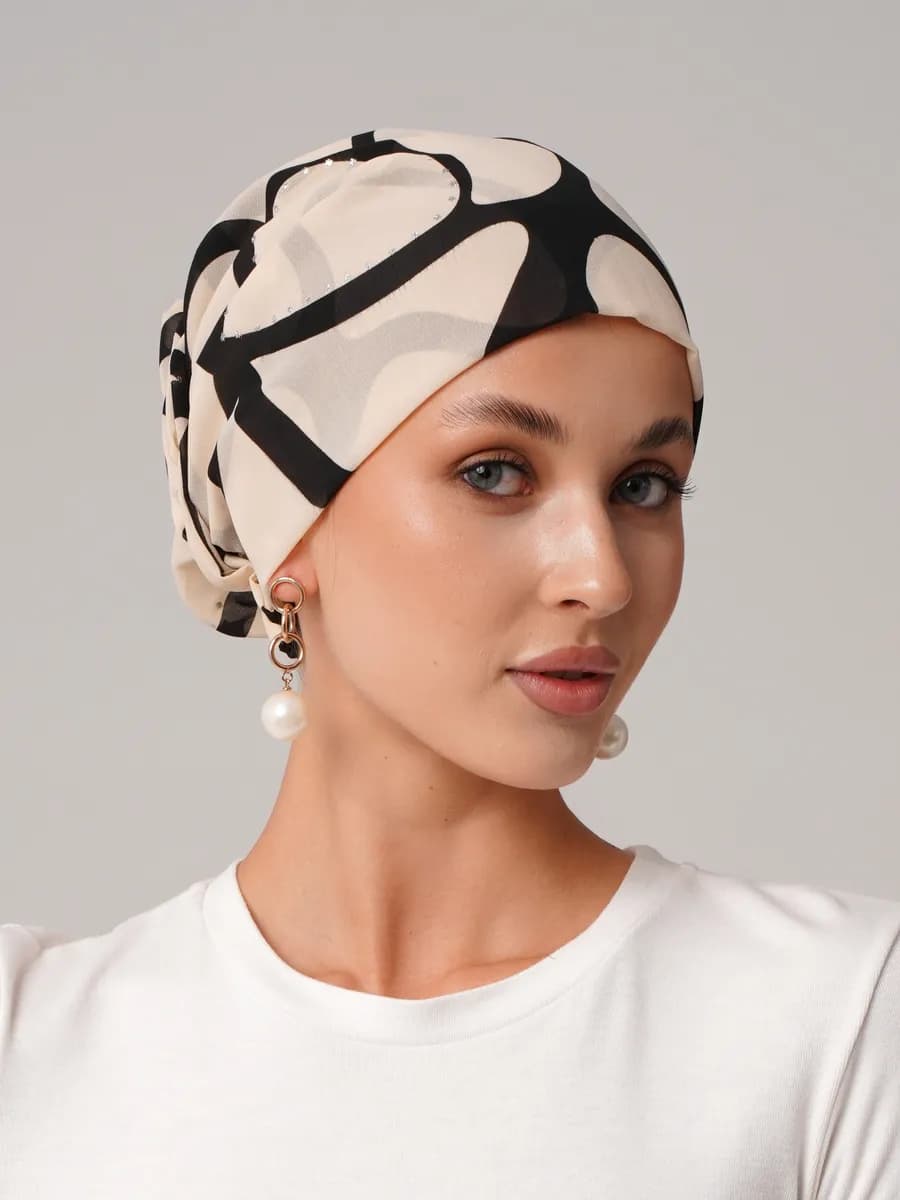 Готовый платок на резинке с жемчугом нарядный