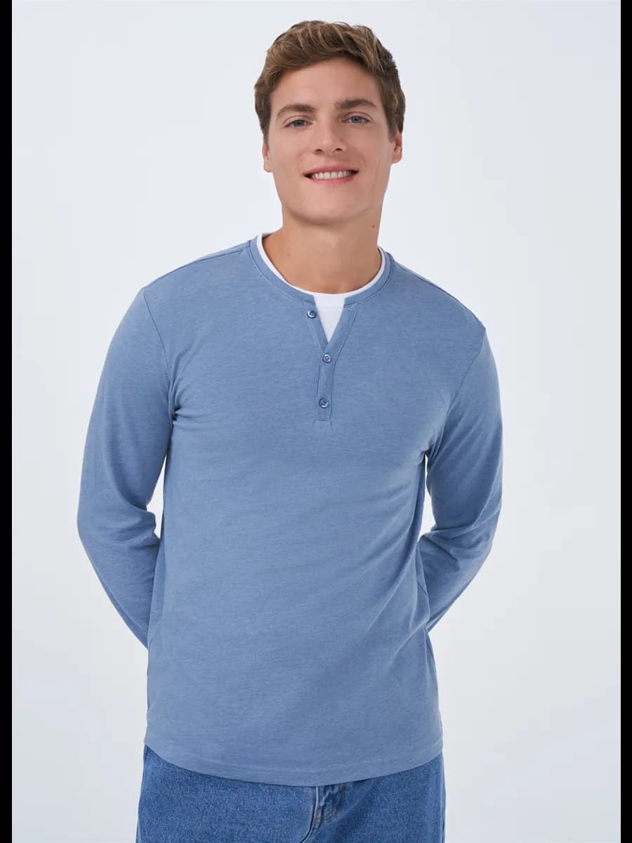 Лонгслив голубой с воротником хенли