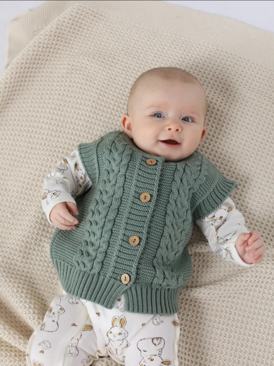 Вязаный детский жилет для малыша безрукавка