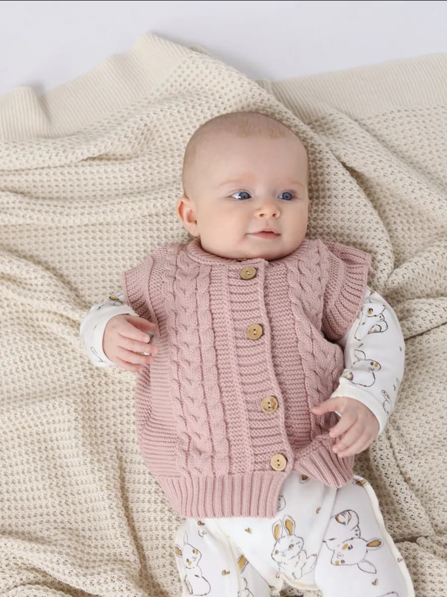 Вязаный детский жилет для малыша безрукавка