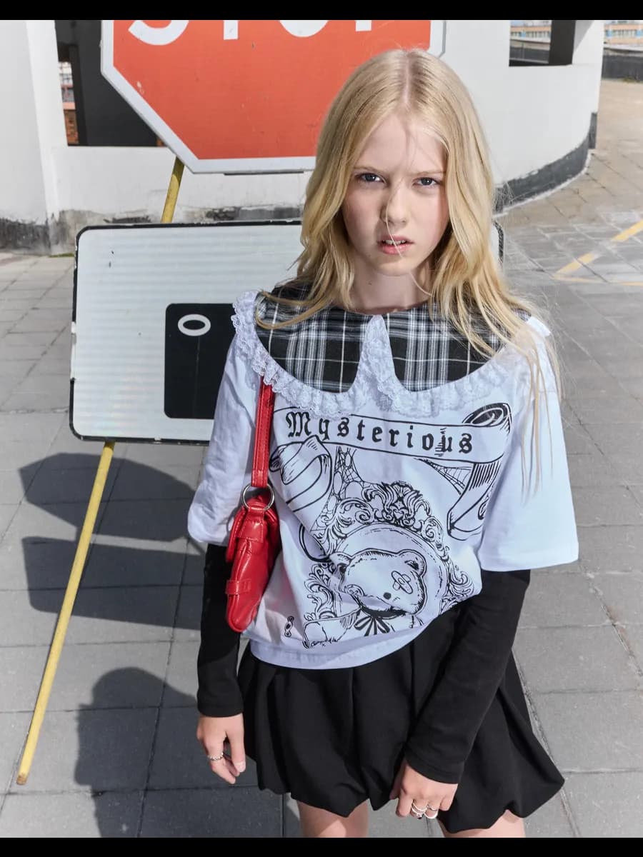 Белая футболка oversize с воротником и принтом