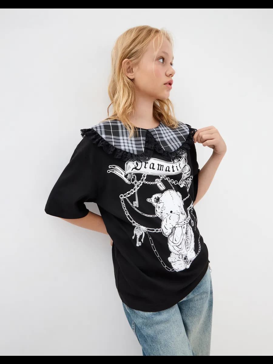 Чёрная футболка oversize с воротником и принтом - фото 1