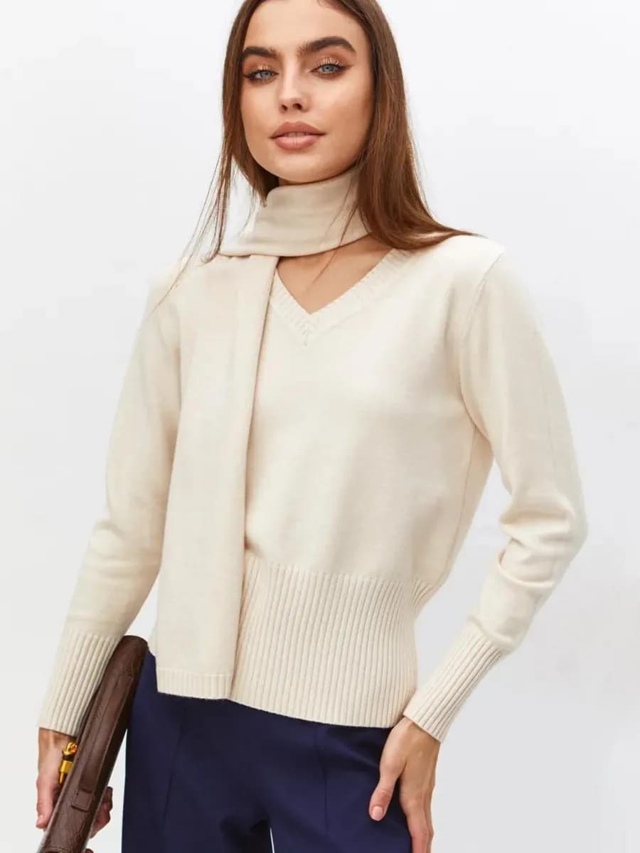 Тонкий джемпер с шарфом