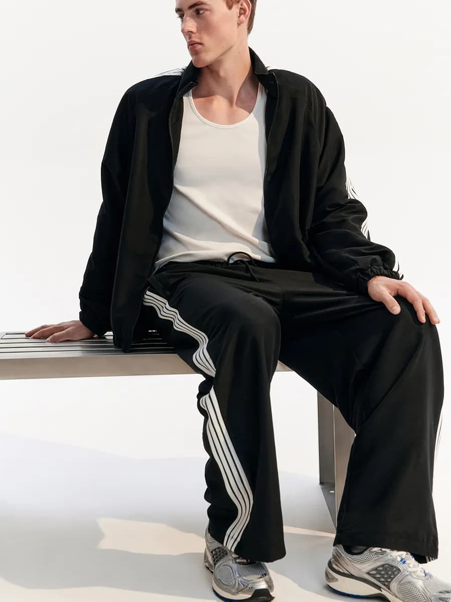 Брюки спортивные с лампасами