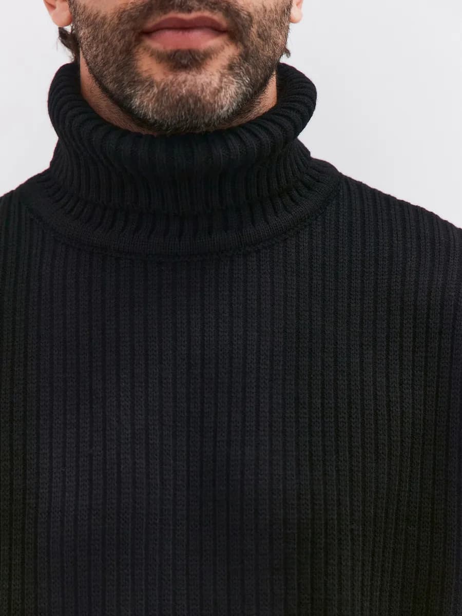 Свитер с горлом теплый