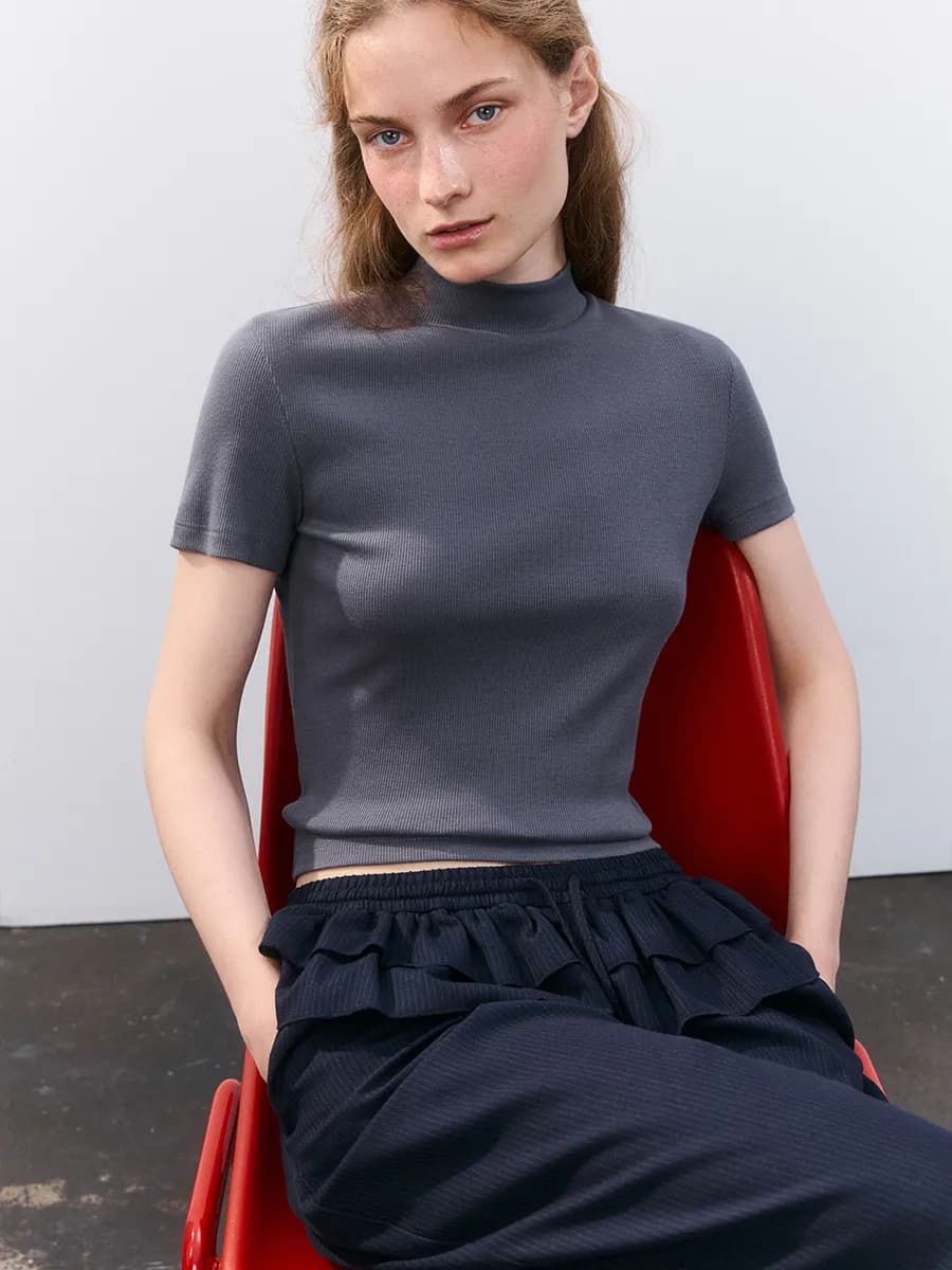 Топ-футболка с воротником-стойкой