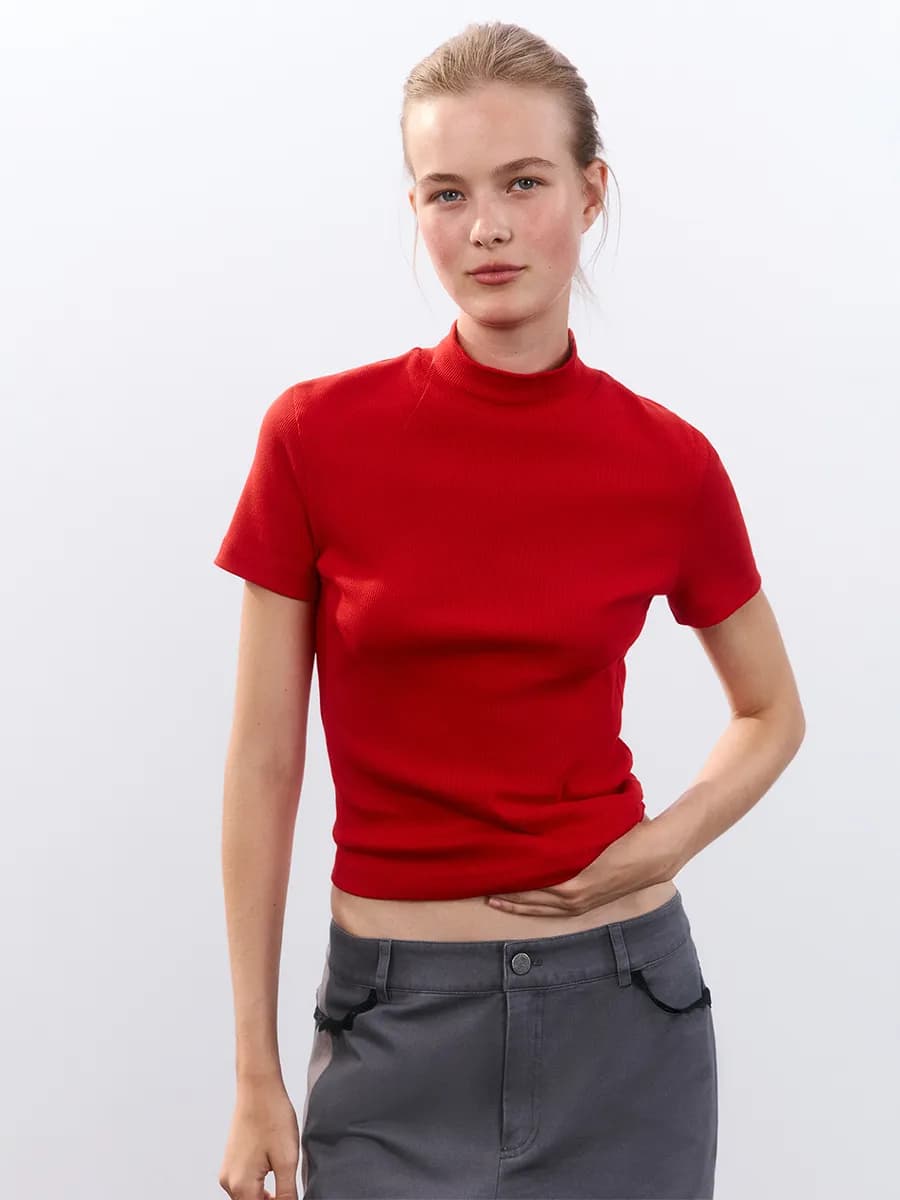 Топ-футболка с воротником-стойкой