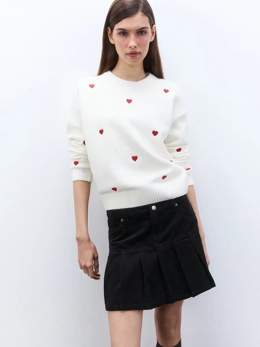 Джемпер вязаный с вышивкой-сердечками