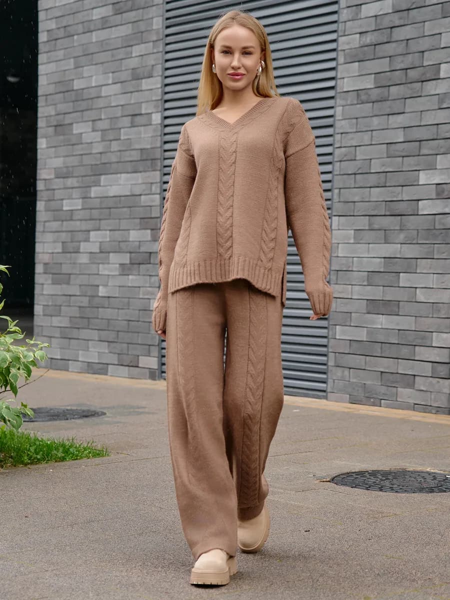 Вязаный костюм с брюками - фото 1