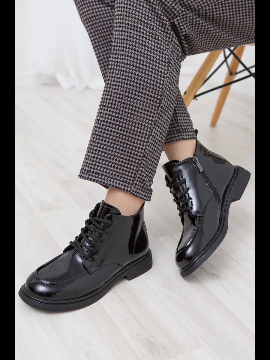 Ботинки женские демисезонные лаковые на шнуровке - фото 1