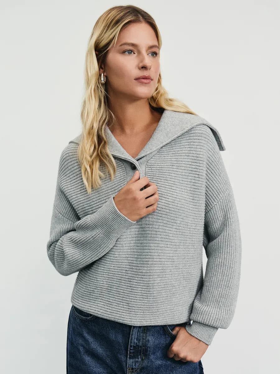 Джемпер вязаный на пуговицах с воротником в офис