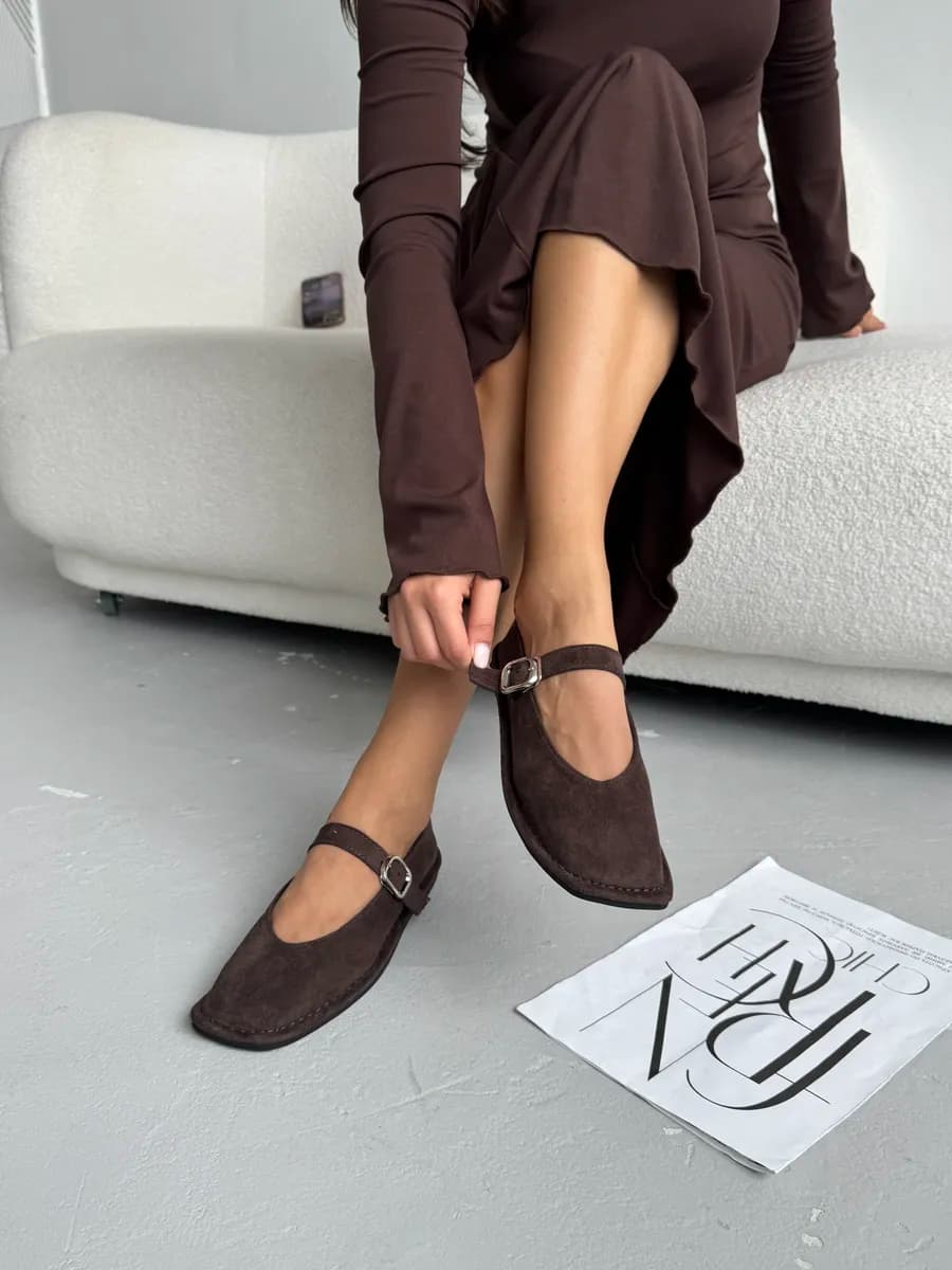 Балетки замшевые с ремешком и квадратным носом