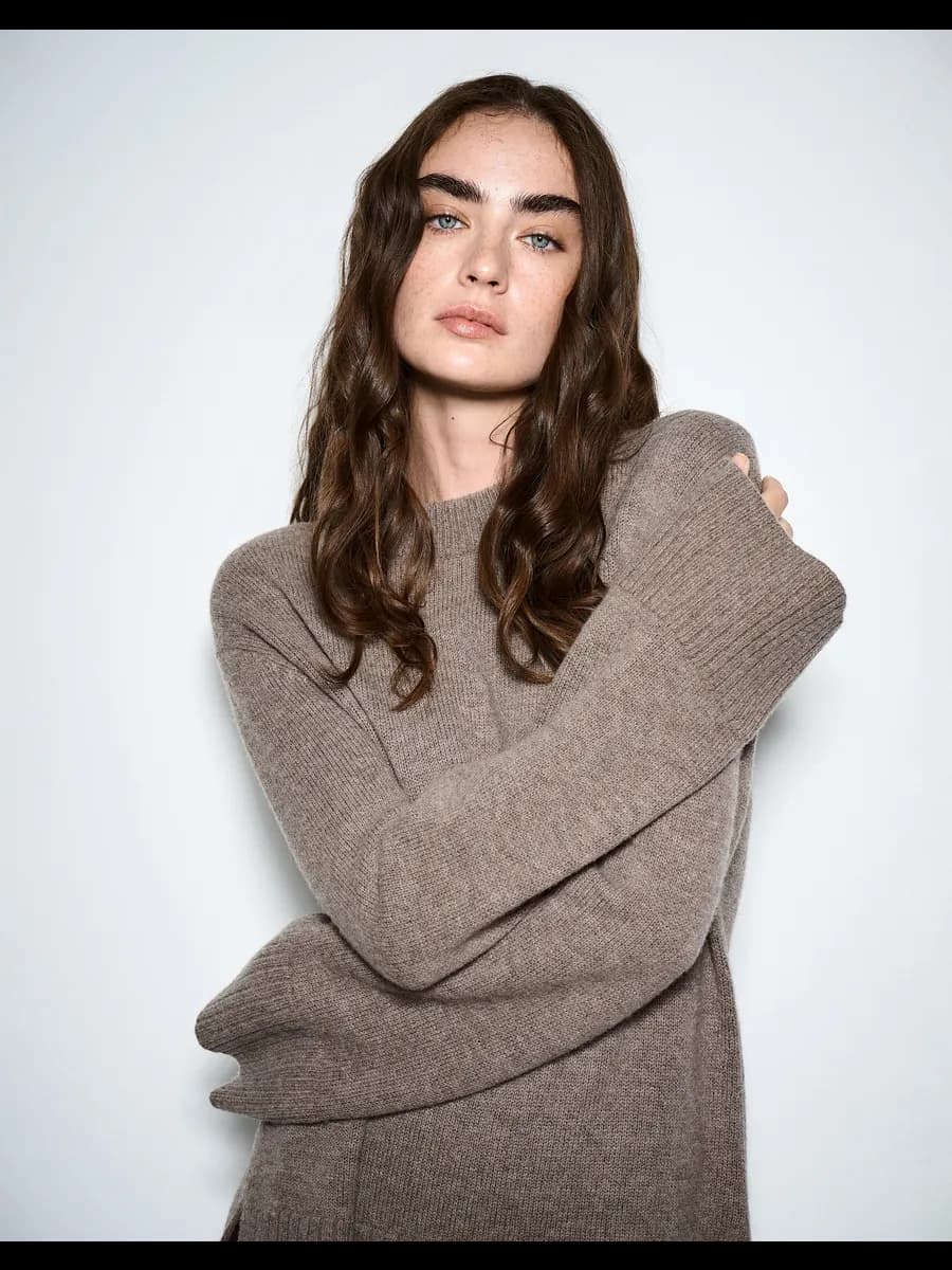 Коричневый джемпер из шерсти с разрезами по бокам