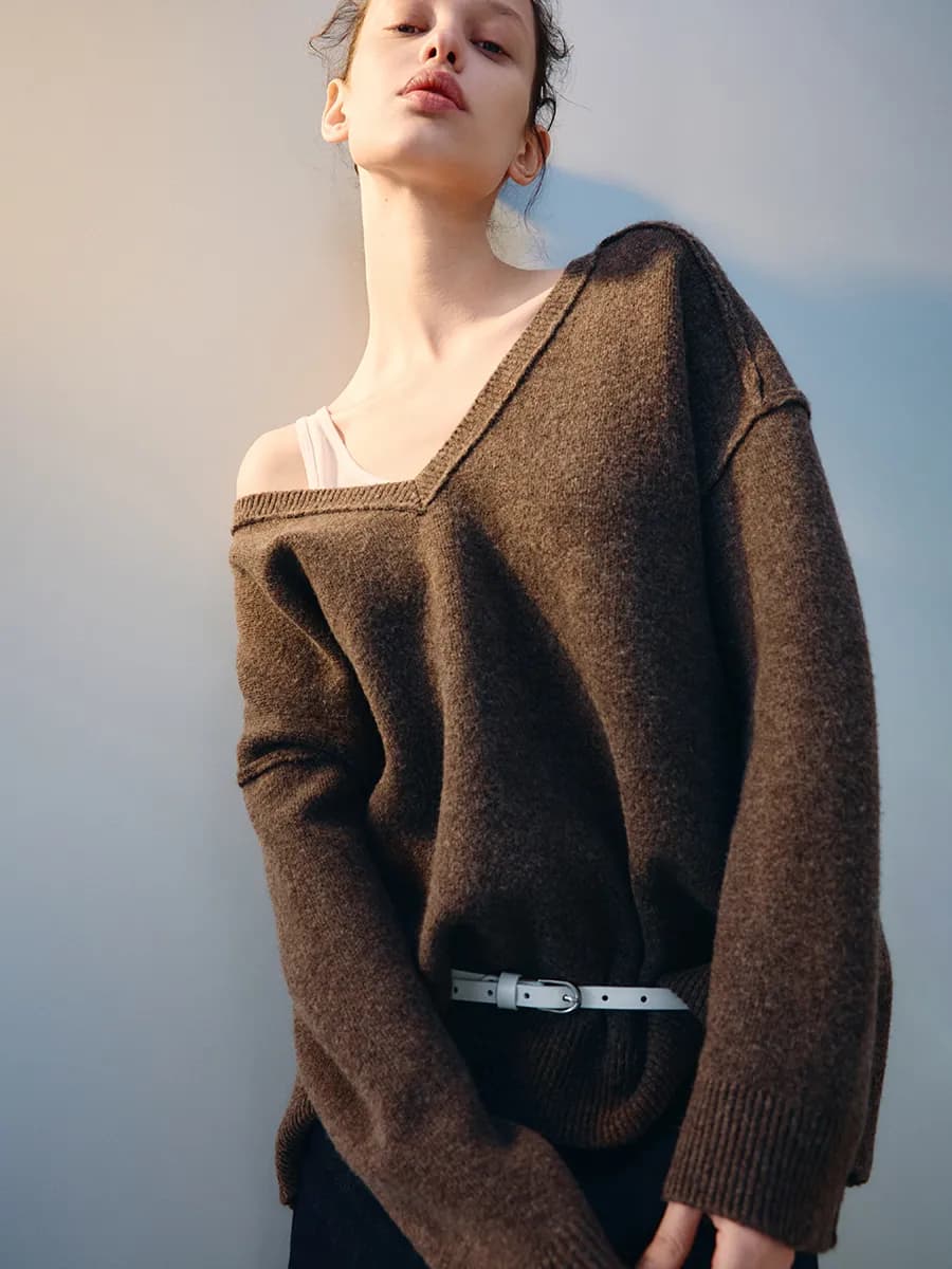 Джемпер вязаный с V-вырезом