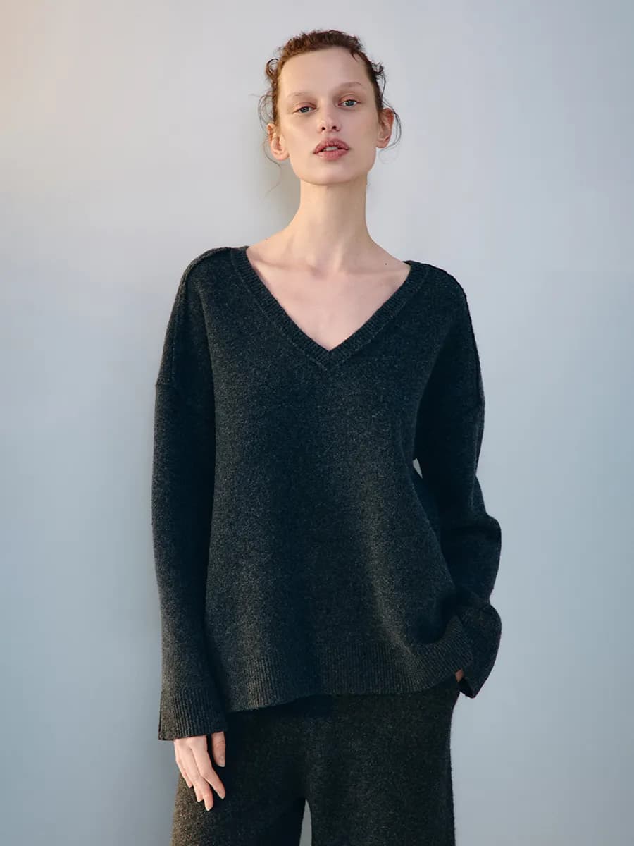 Джемпер вязаный с V-вырезом