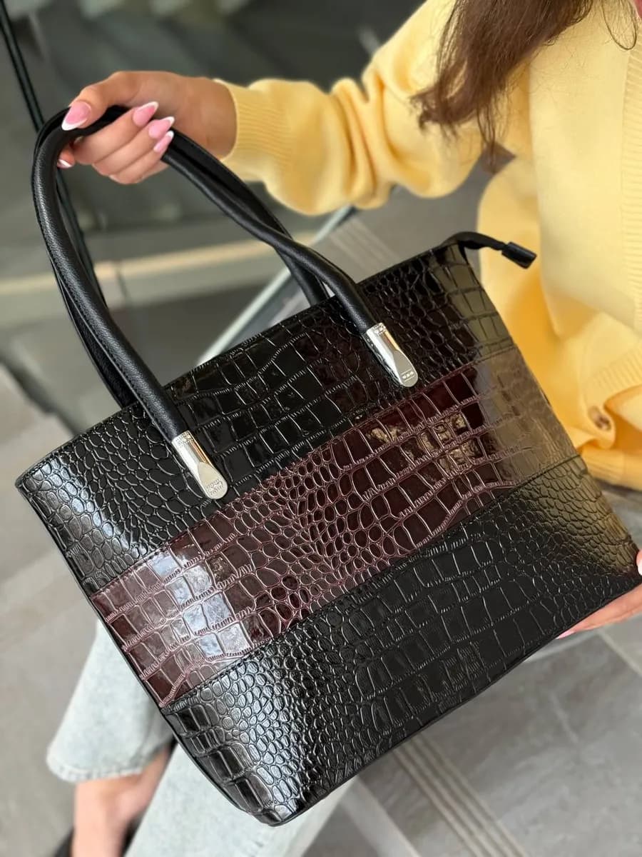 Сумка средняя через плечо классическая