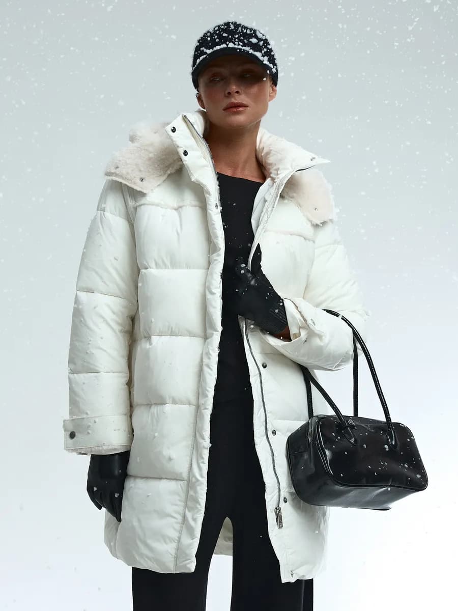 Пальто зимнее с капюшоном