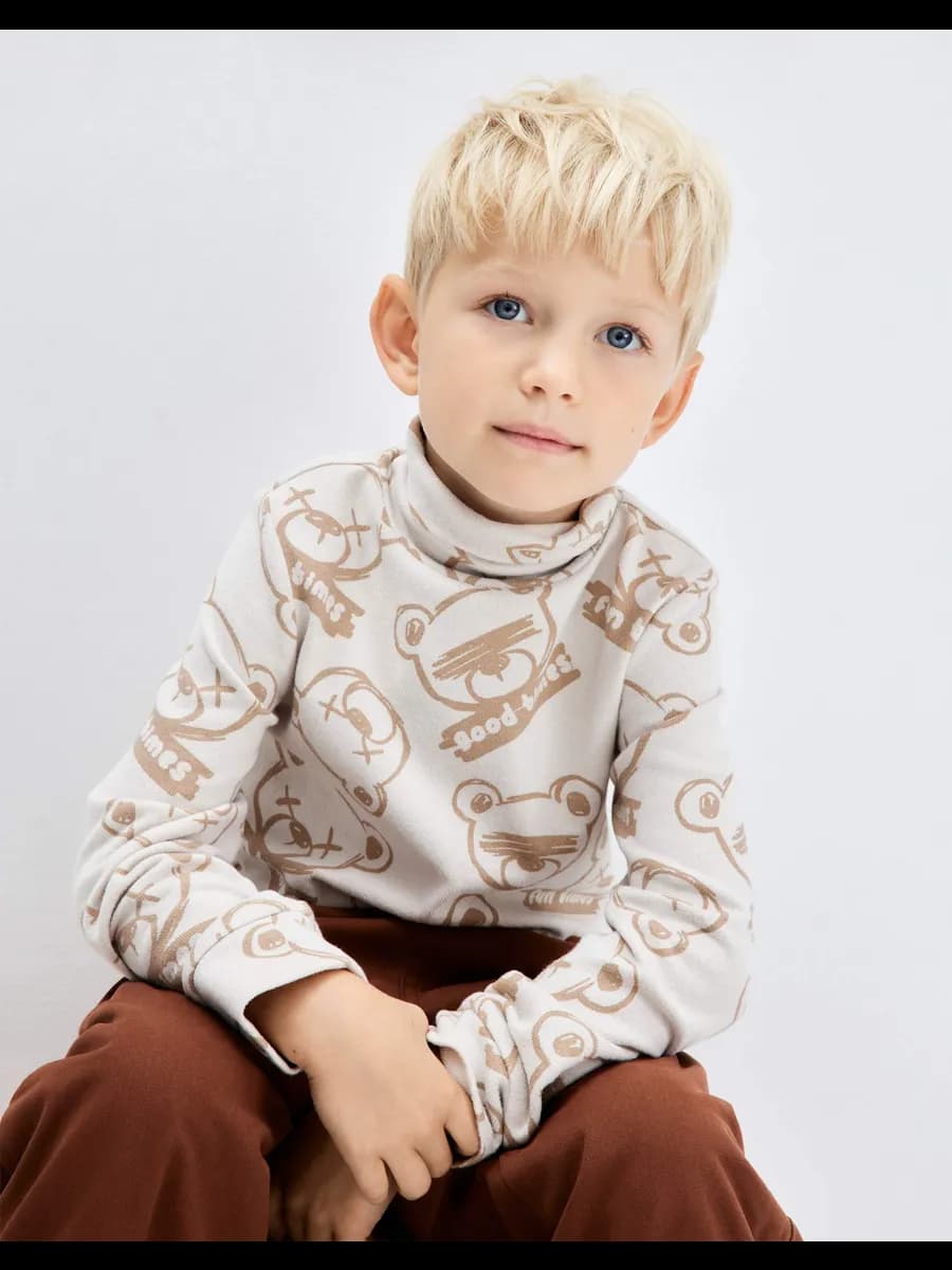 Бежевая водолазка с принтом