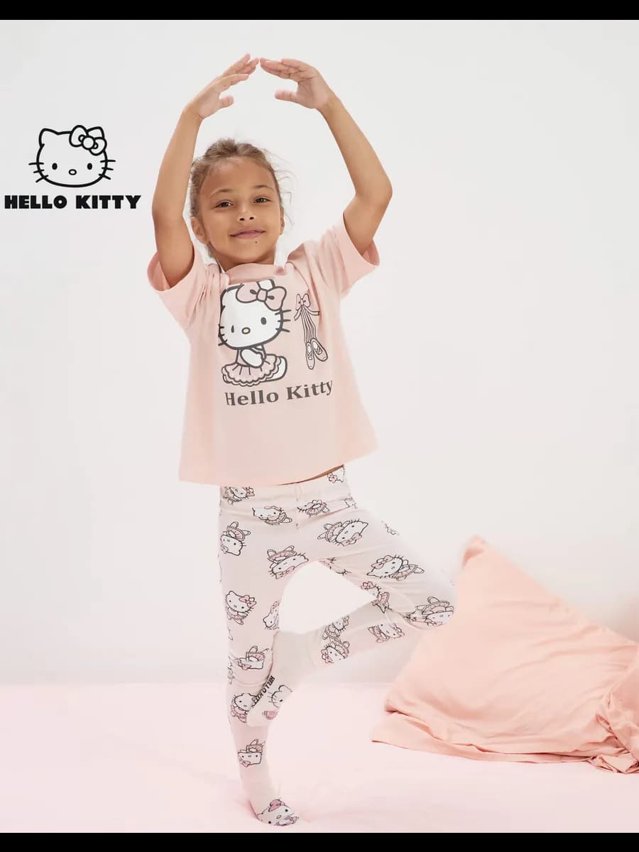 Пижама с легинсами и футболкой с Hello Kitty на новый год - фото 1