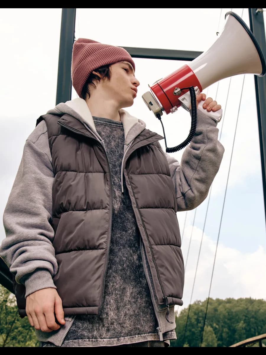 Тёмно-серый утеплённый жилет oversize с воротником-стойкой