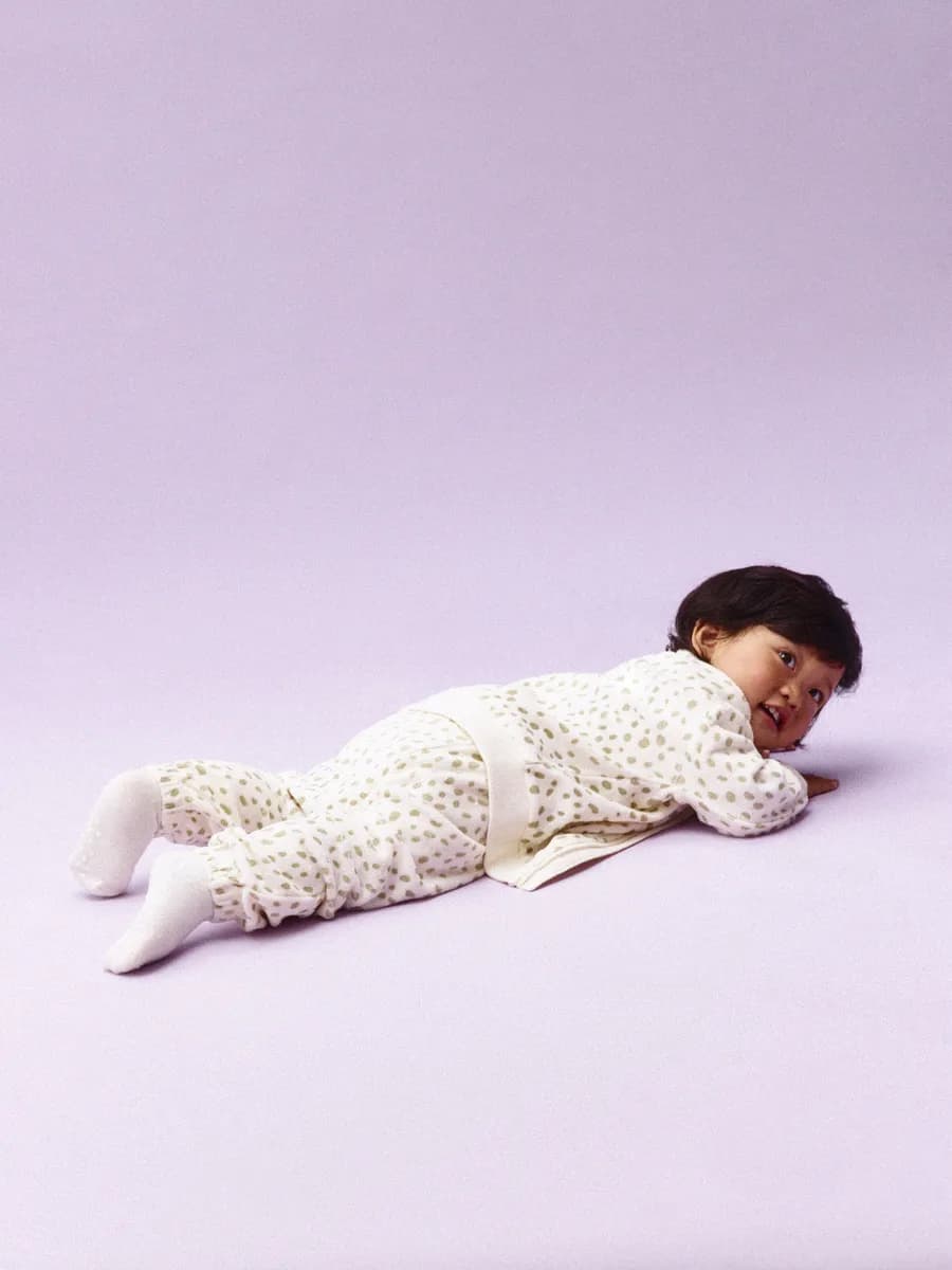 Велюровые брюки джоггеры с принтом